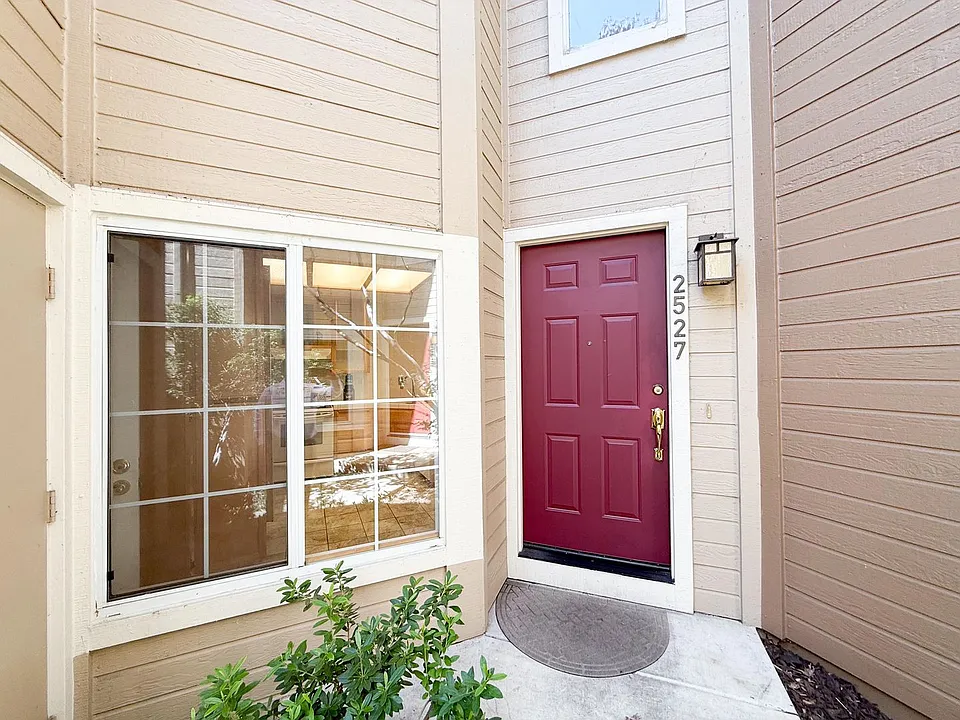 2527 Baywood Way