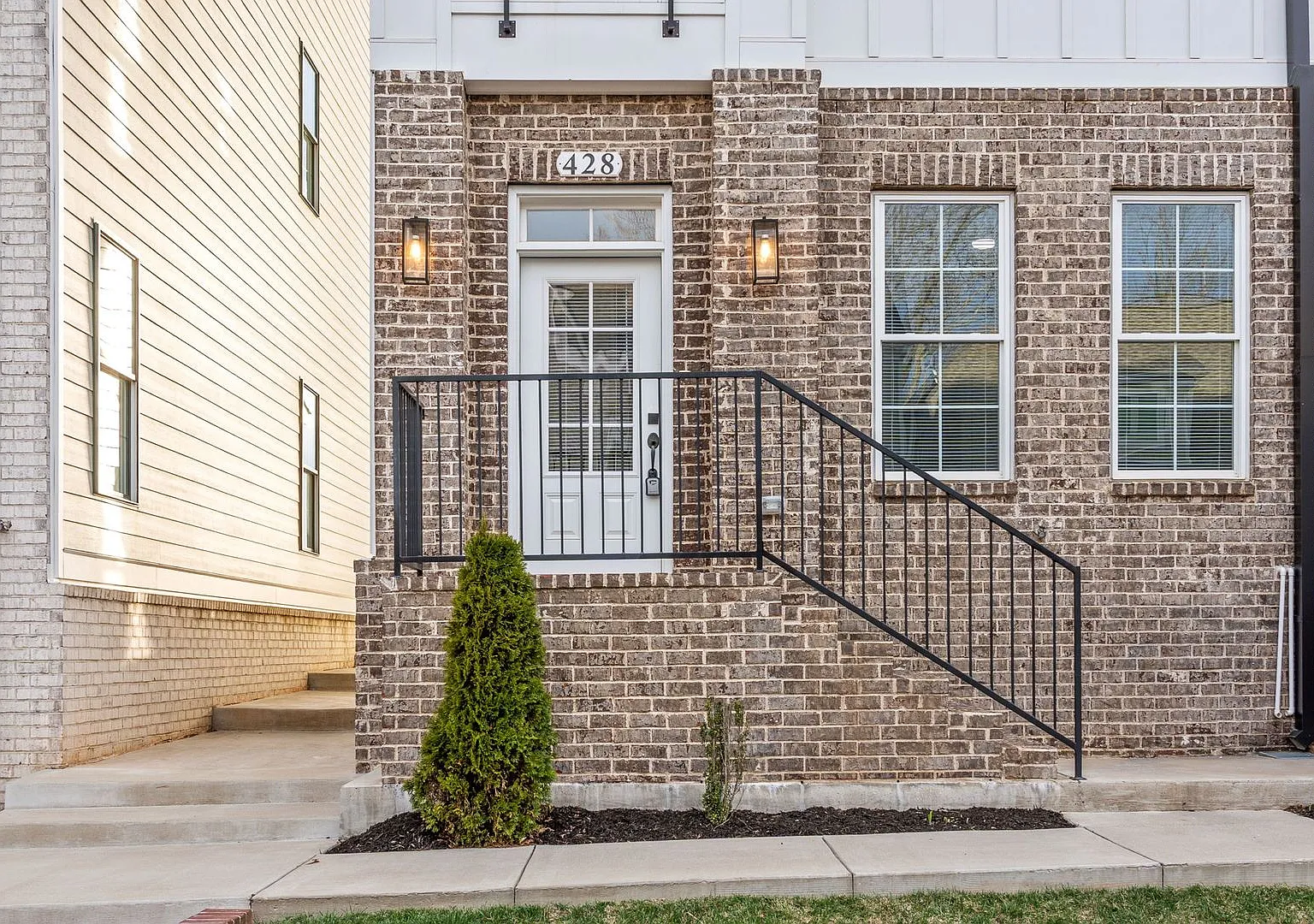 Gorgeous 3 Story 4 Bedroom Pet Friendly Home For Rent! — Photo 4