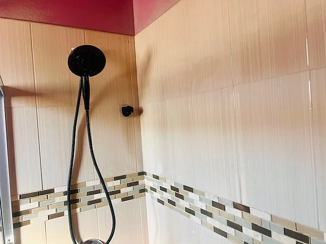 Master Bedroom En-suite Full-bath w/ Shower, Tub and private Toilet area