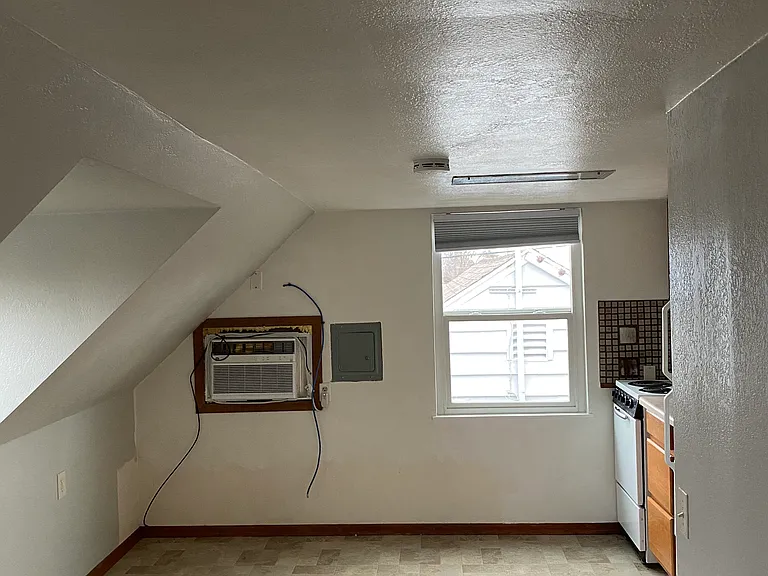 1042 W Cascade Ave #B — Photo 4