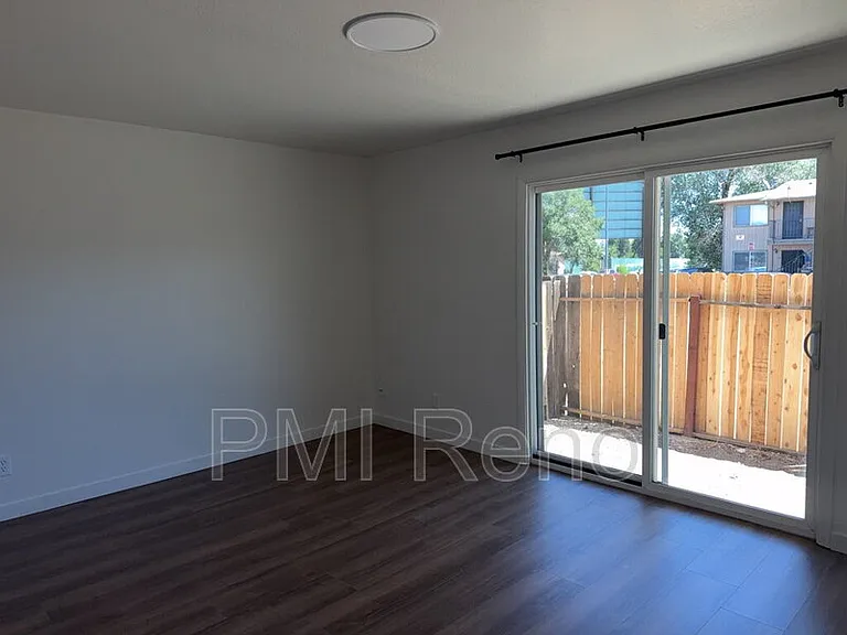 690 Field St #4 — Photo 8