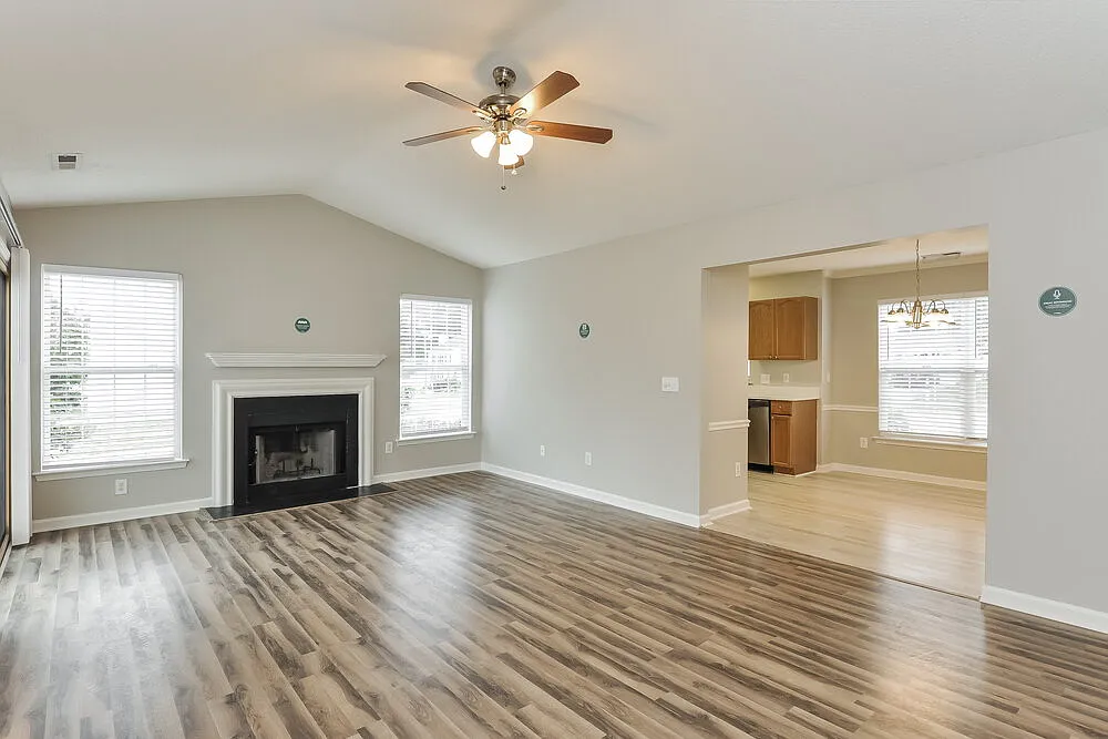 3 bed, 2.0 bath, 1346 sqft, $1,850 — Photo 4