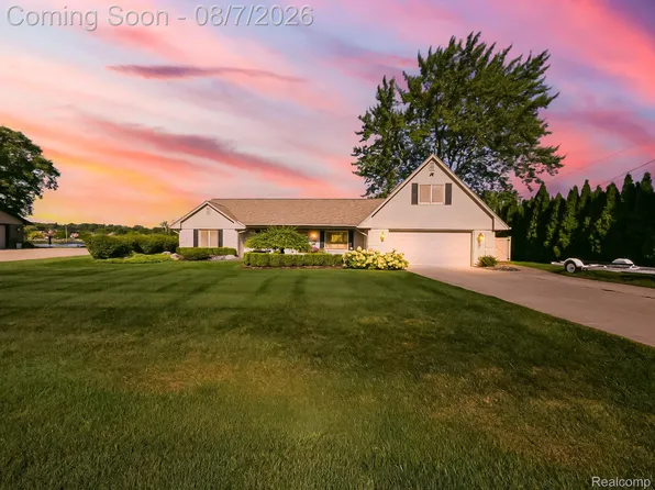 4977 Wavewood Dr, Commerce Township, MI 48382