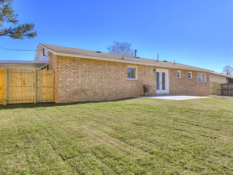 313 Marshall St — Photo 10