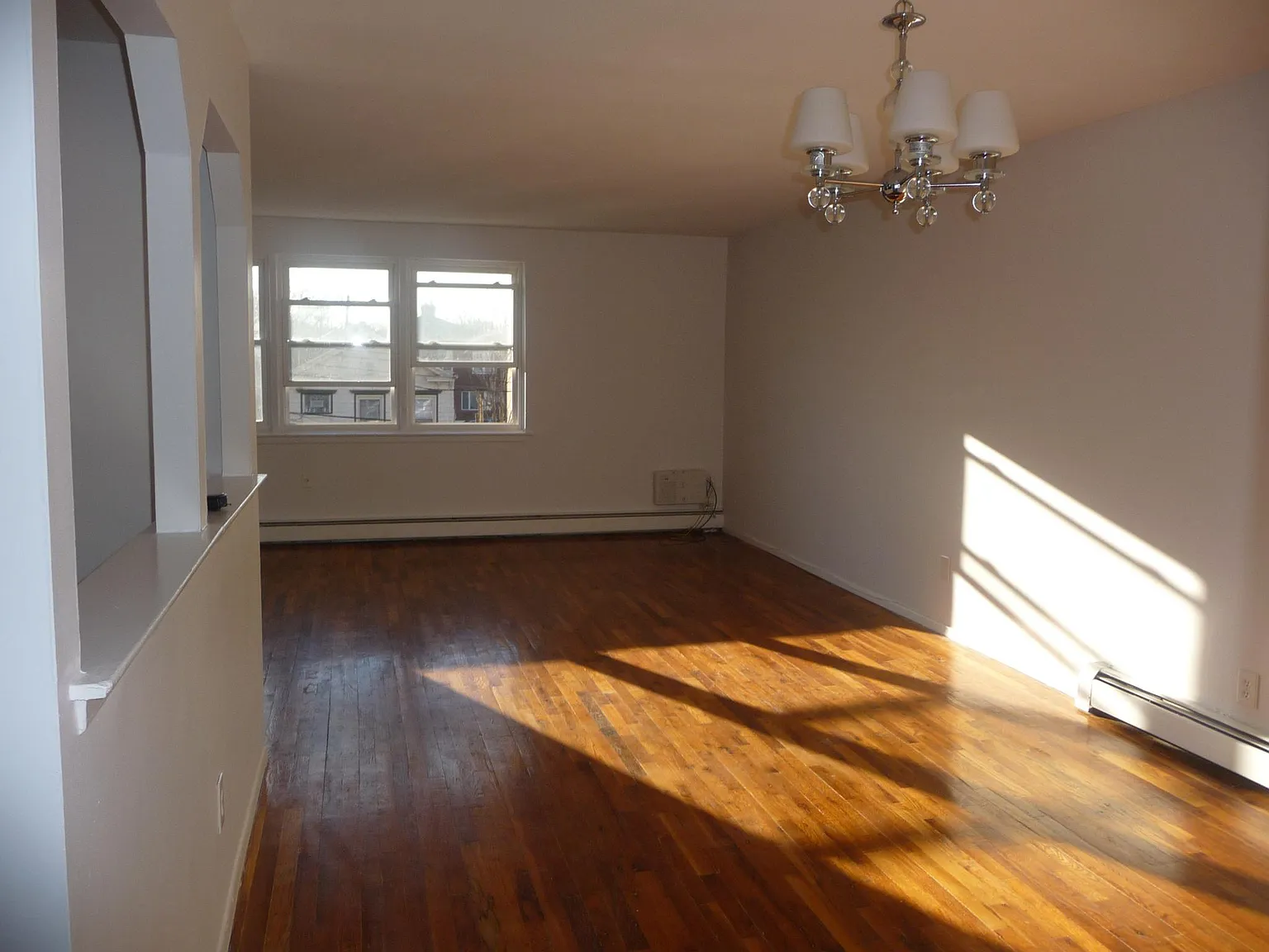3 bed, 1.5 bath, 1300 sqft, $2,950 — Photo 2
