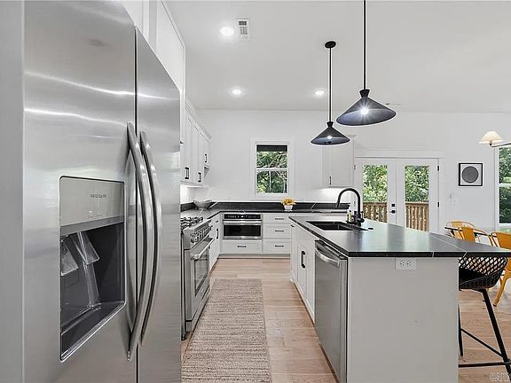 3rd image of 1421 Lee St