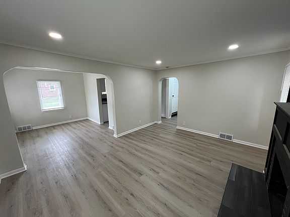 3rd image of 19204 Plainview Ave
