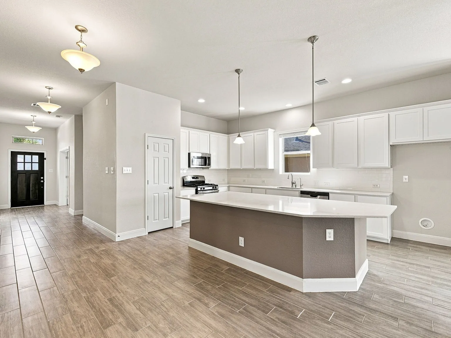 3 bed, 2756 sqft, $2,600 — Photo 4