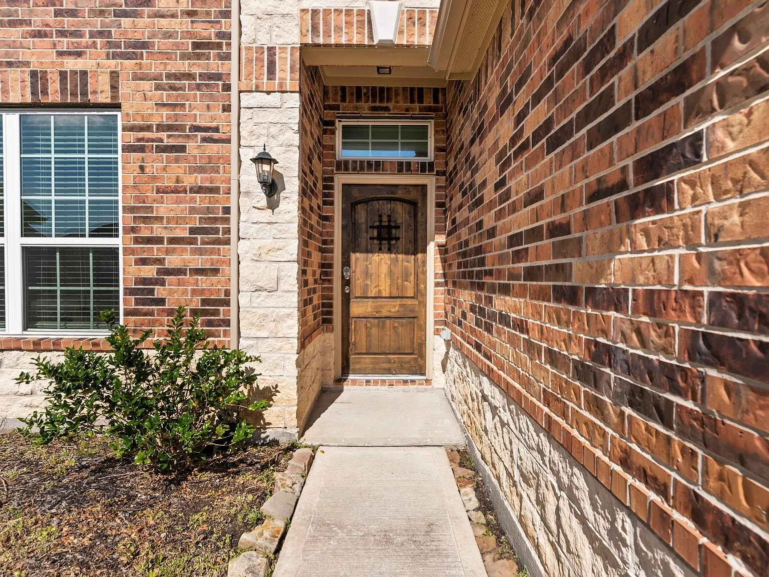 4 bed, 2.5 bath, 2490 sqft, $2,399 — Photo 4