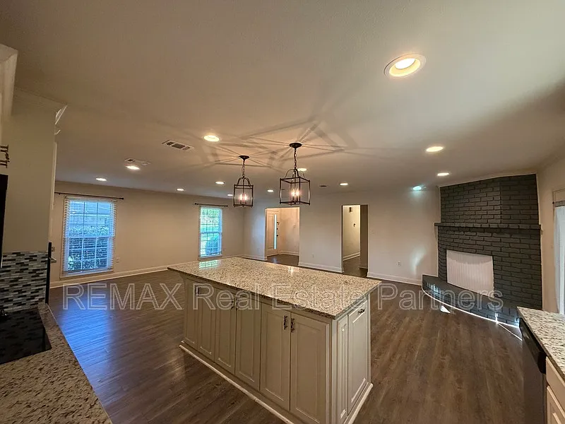 4 bed, 2.0 bath, 2200 sqft, $2,100 — Photo 4