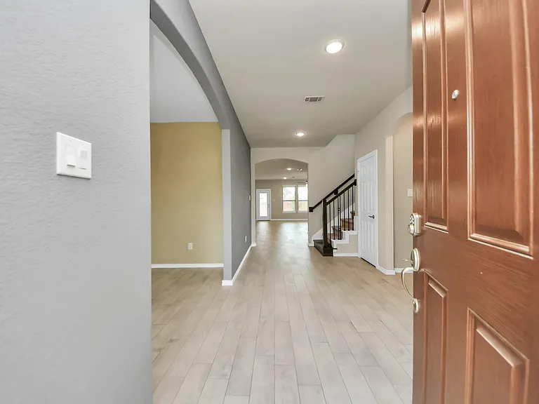 28215 Shorecrest Ln — Photo 2
