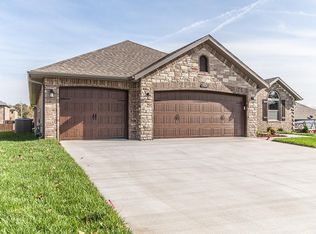5824 S Cottonwood Dr, Battlefield, MO 65619