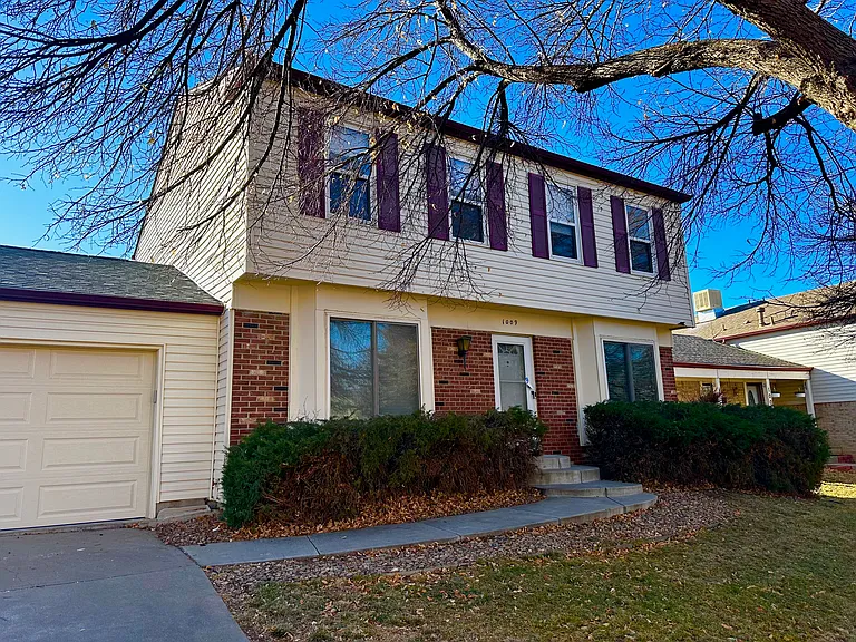 1009 S Lewiston Way — Photo 3