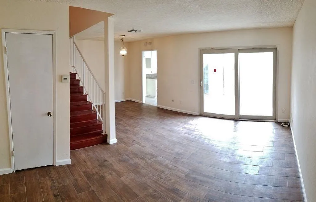 3 bed, 2.5 bath, 1373 sqft, $2,800 — Photo 2