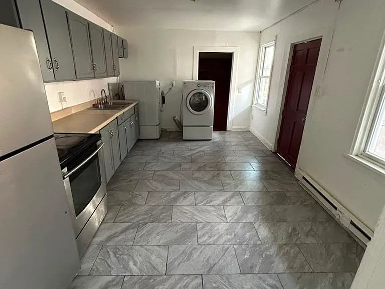 148 E Washington St — Photo 7