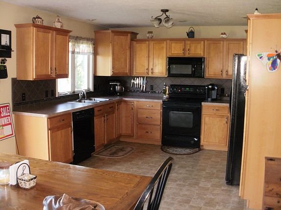Open concept kitchen/dining room