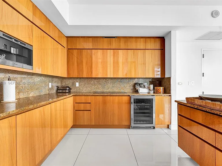 50 S Pointe Dr #2102 — Photo 31