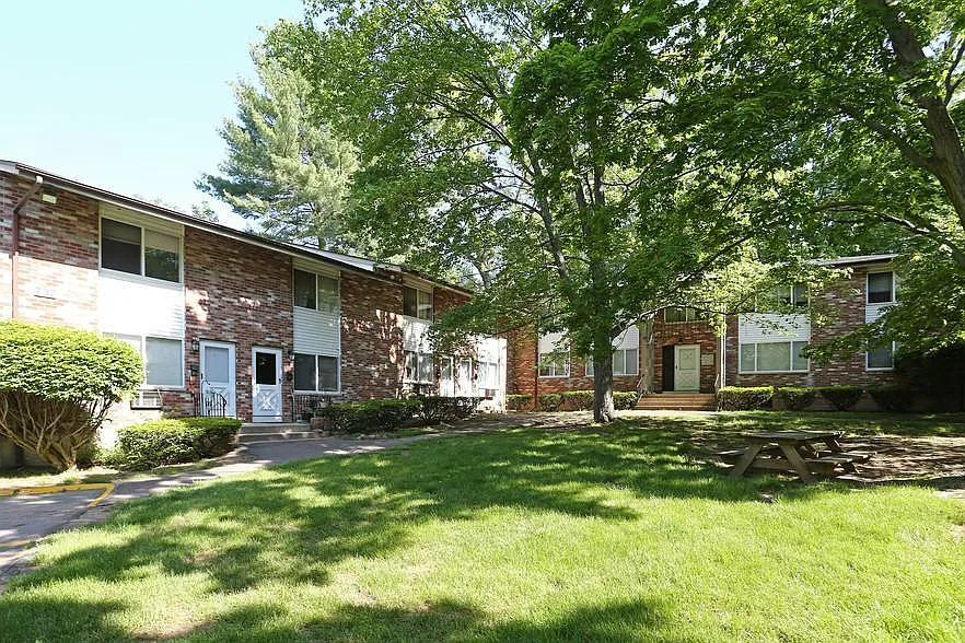 Brookside Gardens Apartments — Photo 3