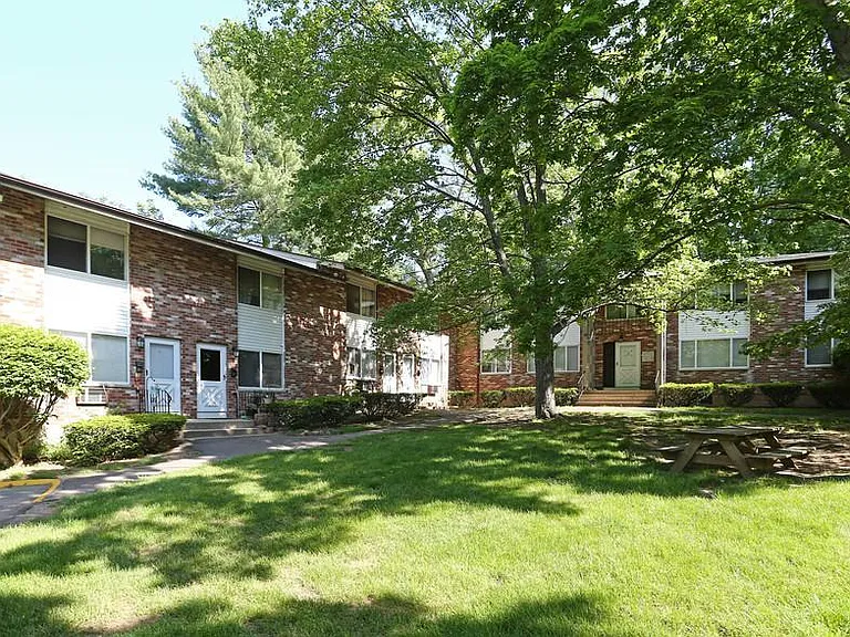 Brookside Gardens Apartments — Photo 3