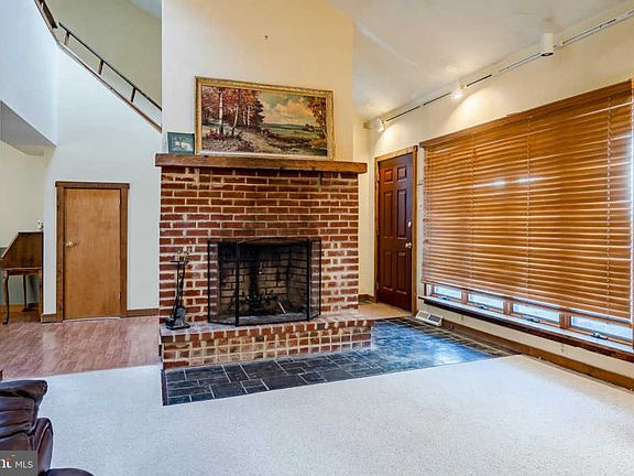5th image of 404 Banyon Ln