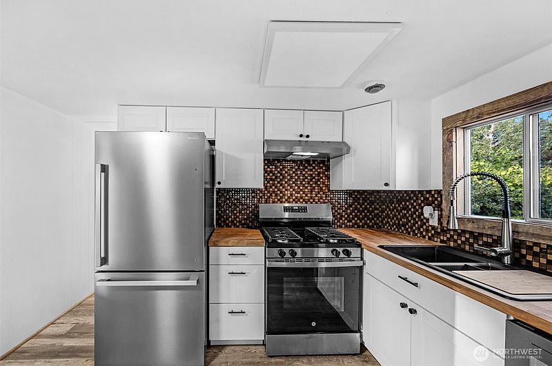 4th image of 14322 Admiralty Way #8