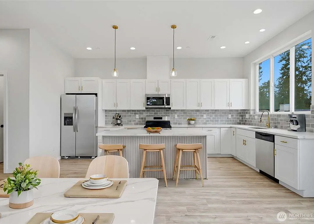 3 bed, 2.5 bath, 1922 sqft, $3,788 — Photo 3