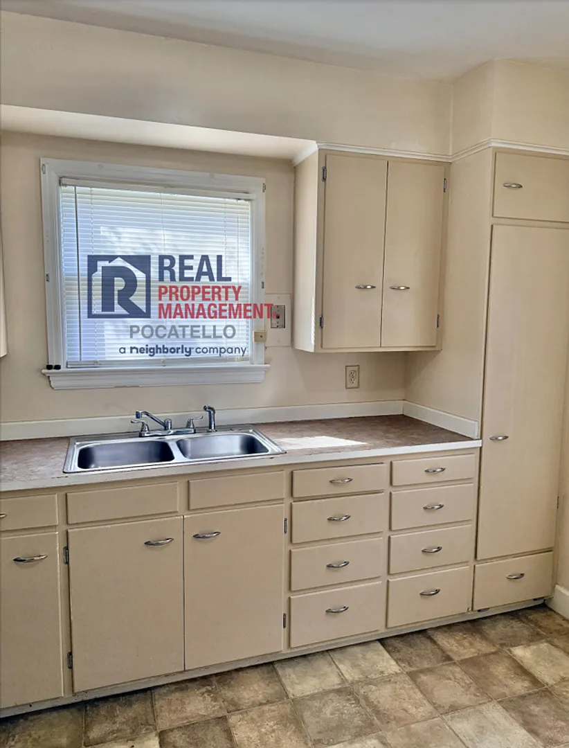 3 Bedroom 1.5 Bath home - 1 Car Garage — Photo 4