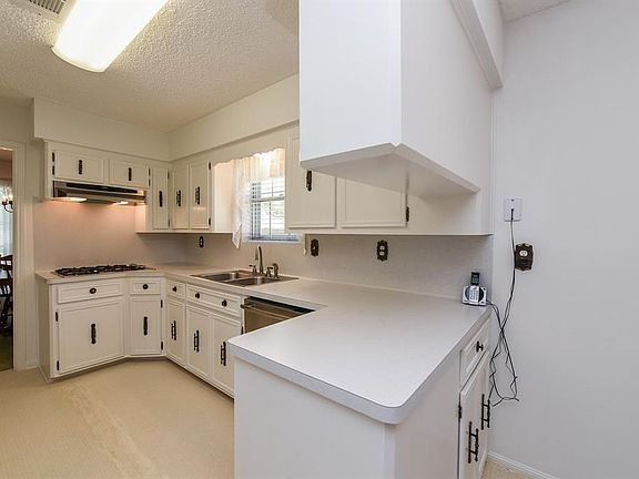 4th image of 137 Saint Andrews Dr