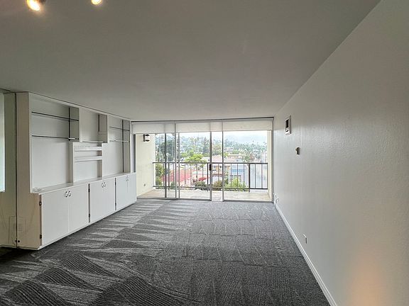 Large living room with open kitchen/eat up bar great for entertaining