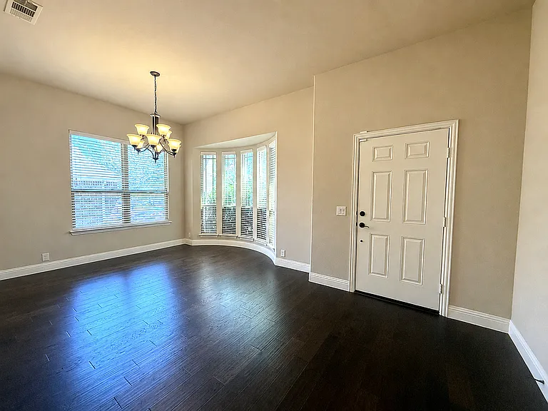 1109 Abbey Ln — Photo 3
