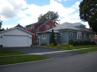 328 N Madison St, Woodstock, IL 60098