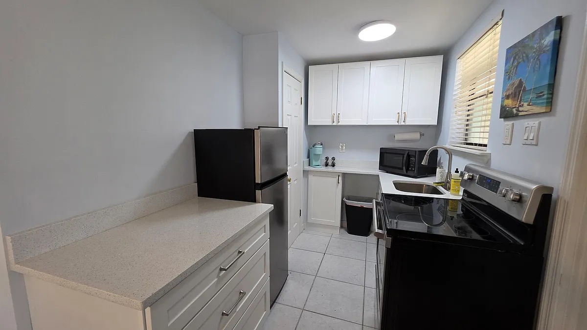 Building Photo - 1125 S Ocean Dr #C