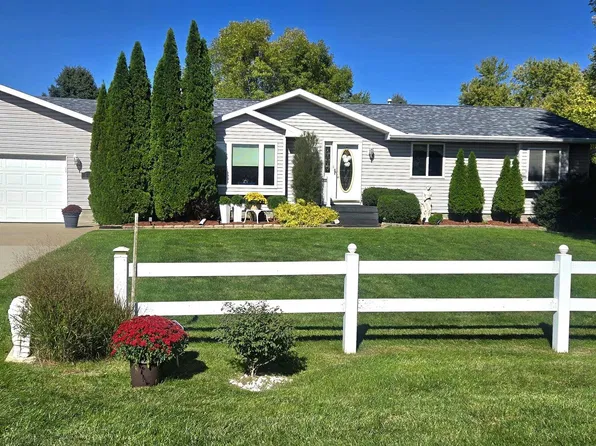 561 Sunrise Dr, South Sioux City, NE 68776