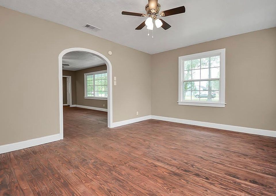1st image of 213 S Roosevelt Ave