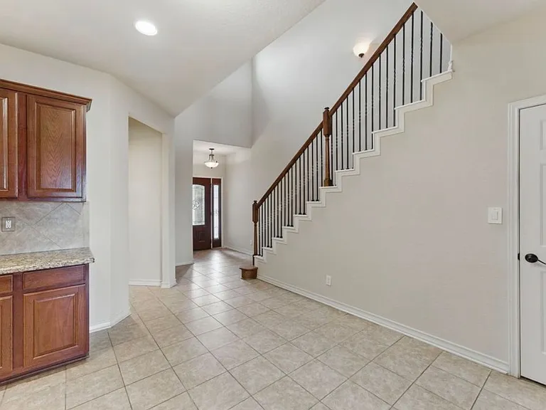 976 Parkview Dr — Photo 2