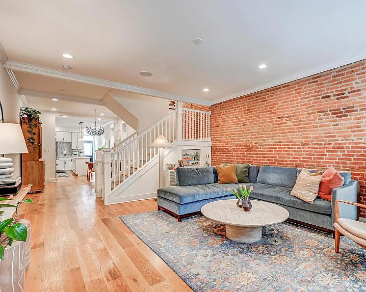 1st image of 2021 E Lombard St