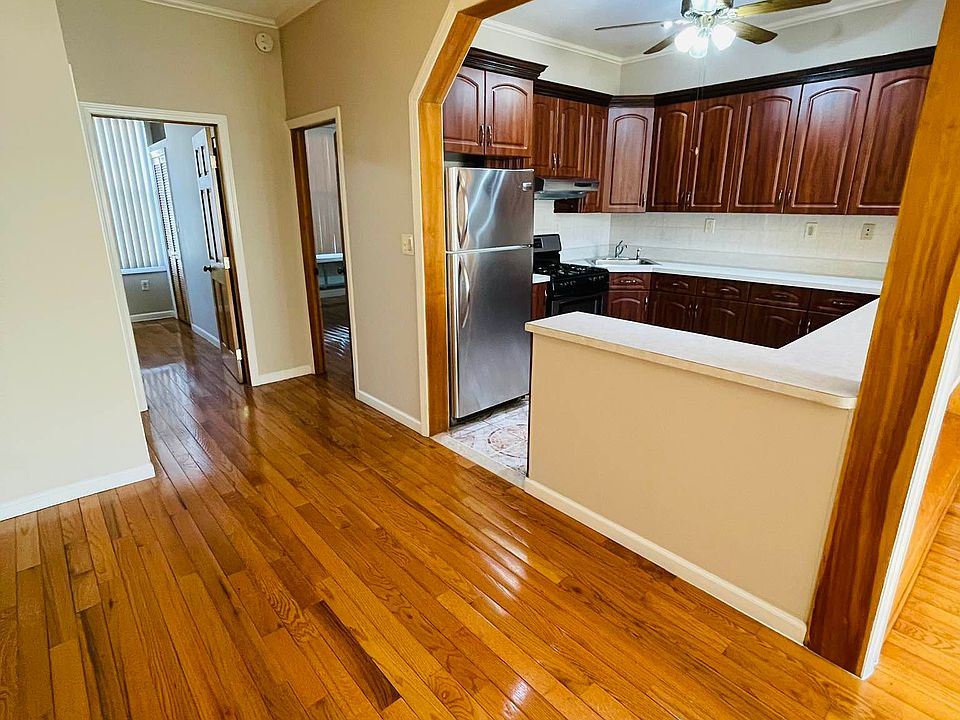 1st image of 9-17 34th Ave Floor 1