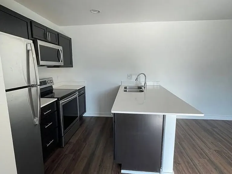 2106 Bennett Ave — Photo 3