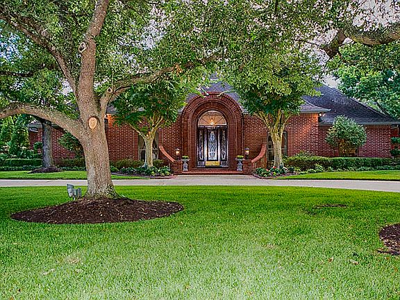 3rd image of 204 Pine Willow Ct
