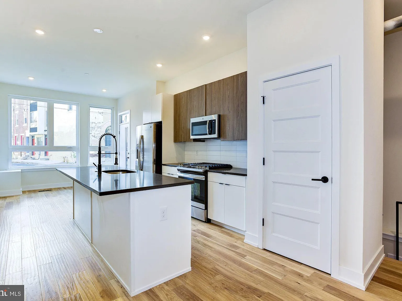 2 bed, 1000 sqft, $2,300 — Photo 1