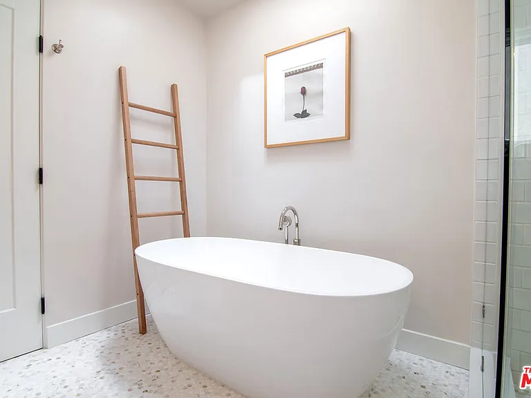 8021 Blackburn Ave #U — Photo 28