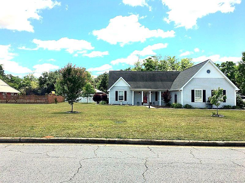1st image of 107 Quail Hollow Dr