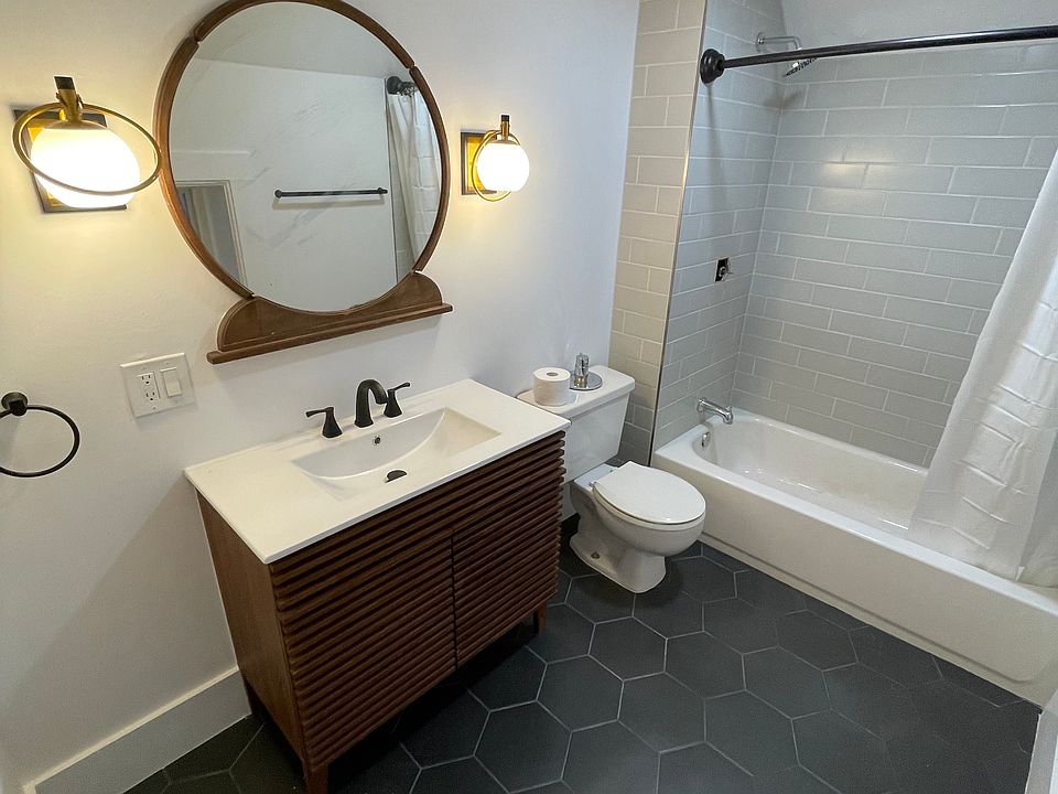 1st image of 25 1/2 W Cedar Ave #2