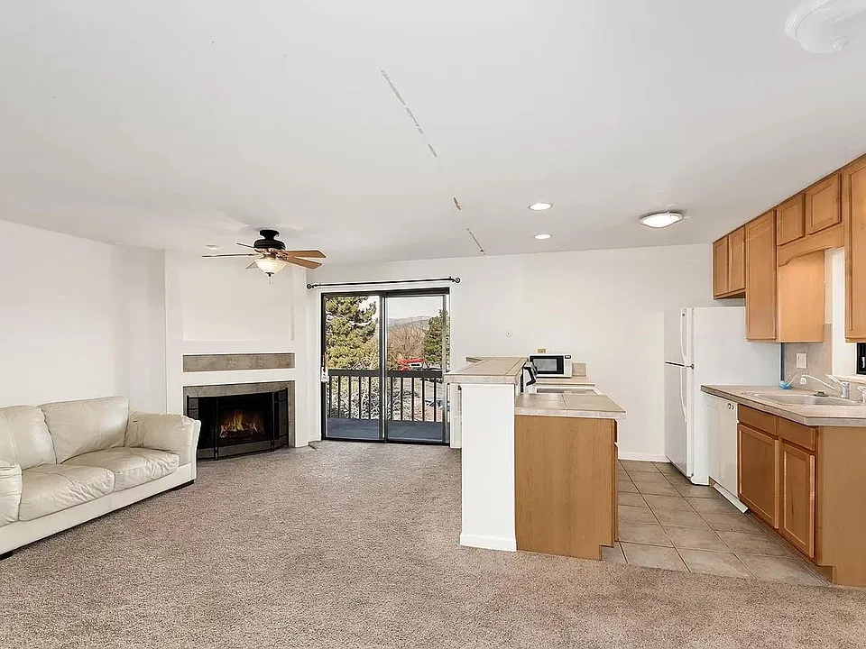 695 Manhattan Dr #215