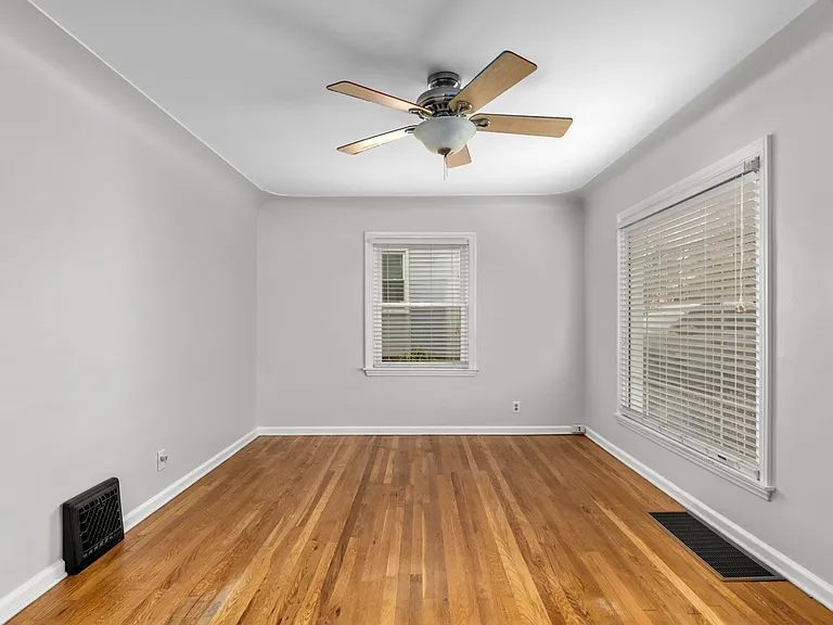2116 Riverside Dr NE — Photo 4