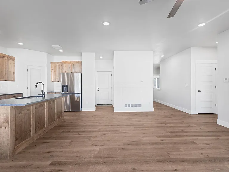 656 Jeanine Dr — Photo 16
