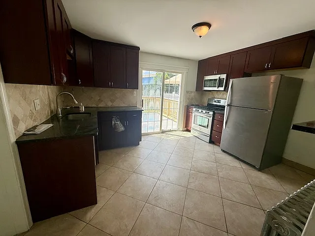 530 W Elm St — Photo 4