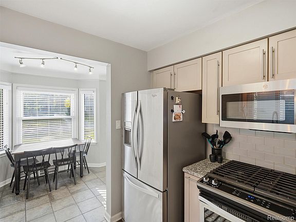3rd image of 622 N Rembrandt Ave