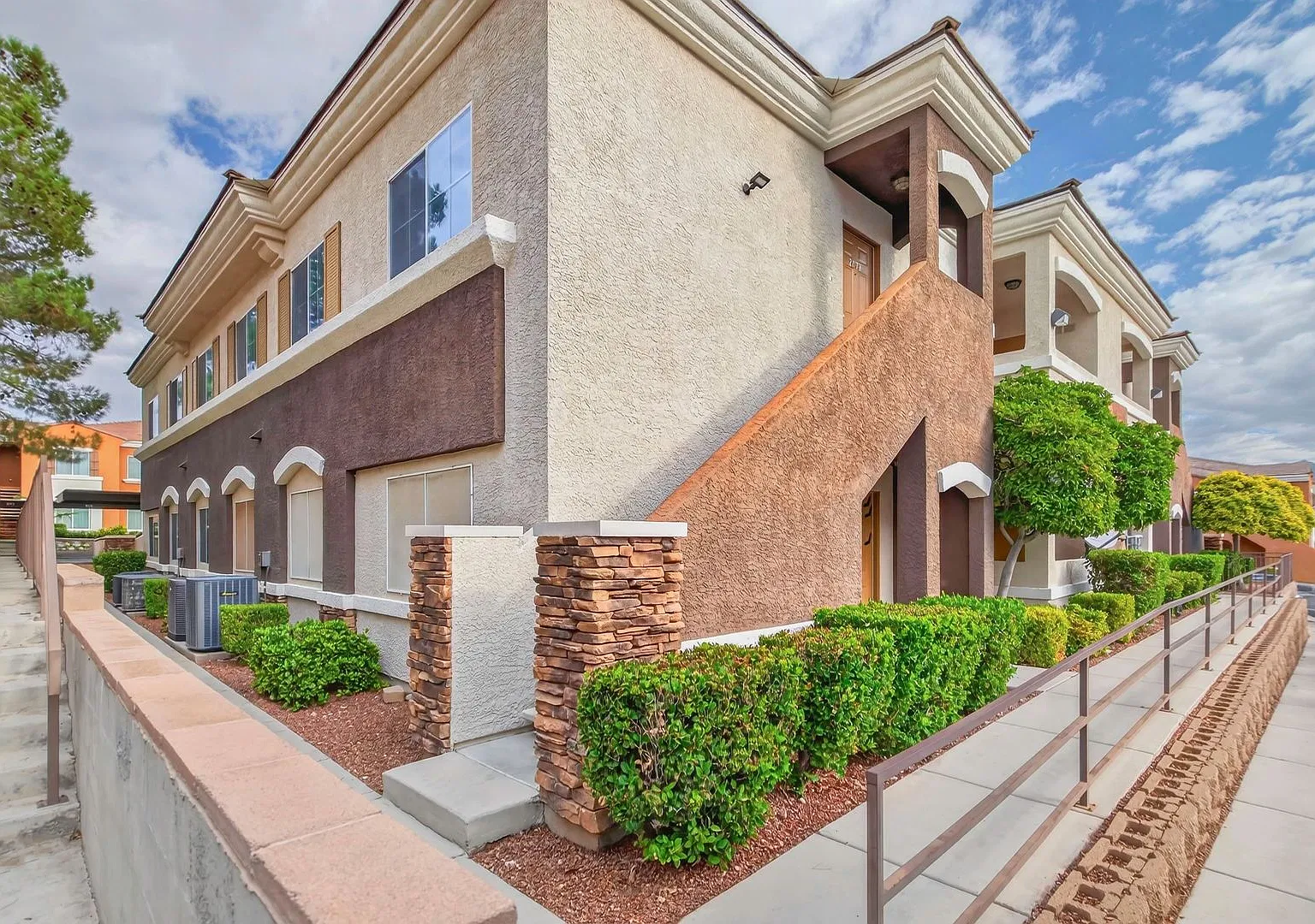 Move-In Ready 3-Bedroom Upper-Level Condo In Fantastic Gated Community! — Photo 1