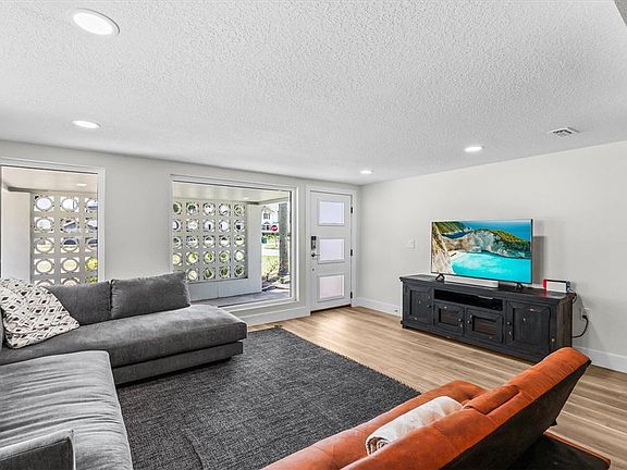 3rd image of 628 ONTARIO AVENUE